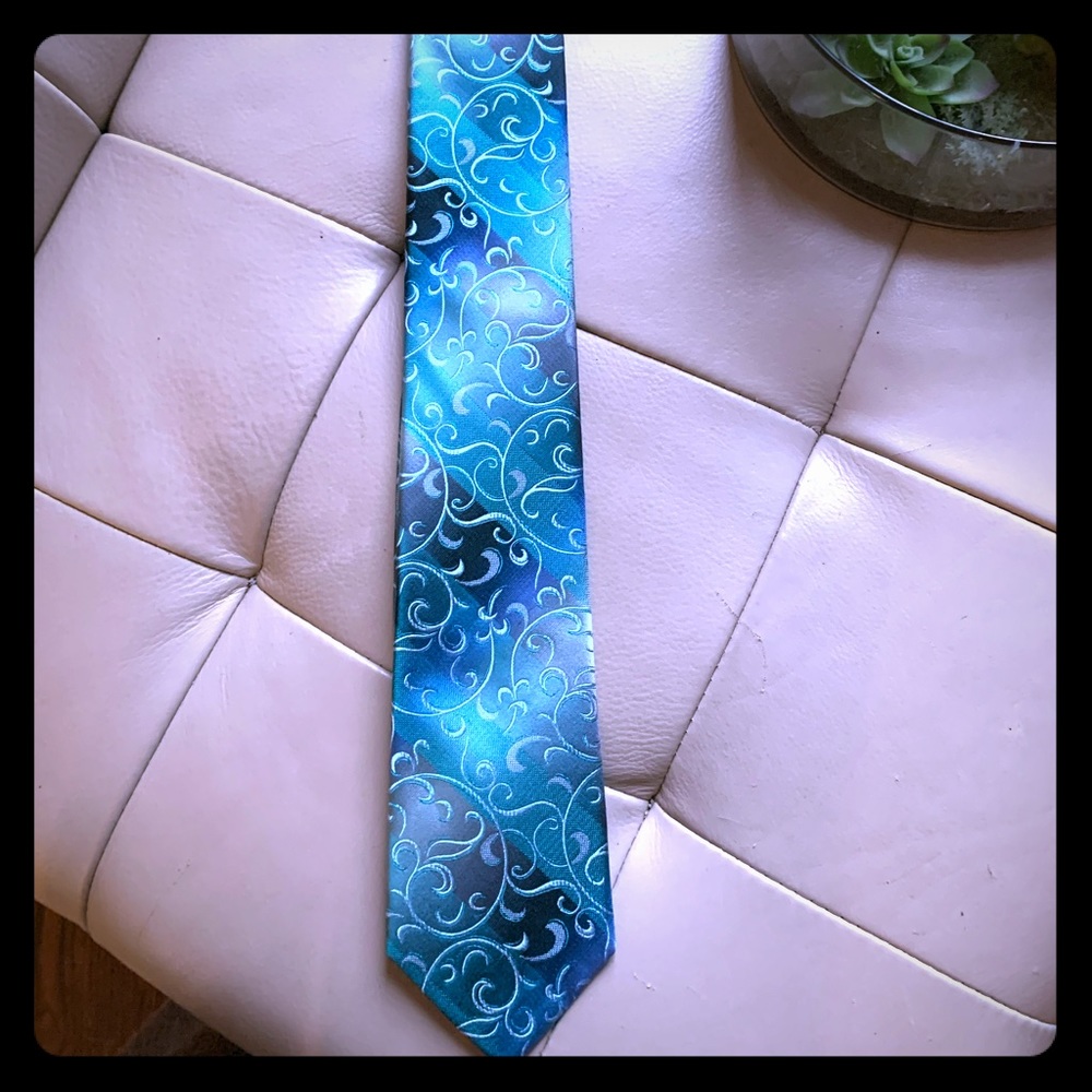 Gorgeous Van Heusen Tie-BU DLE ANY 4 TIES FOR $25!